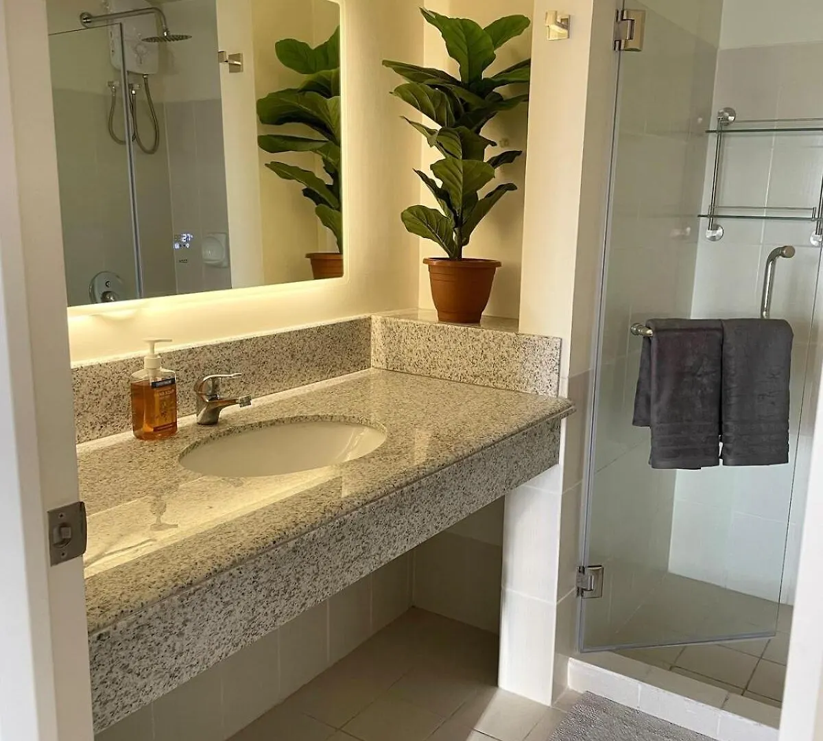 5 Star Luxury Condo - Metro Manila Apartment
